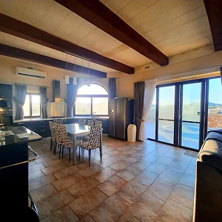Villa Country Views *